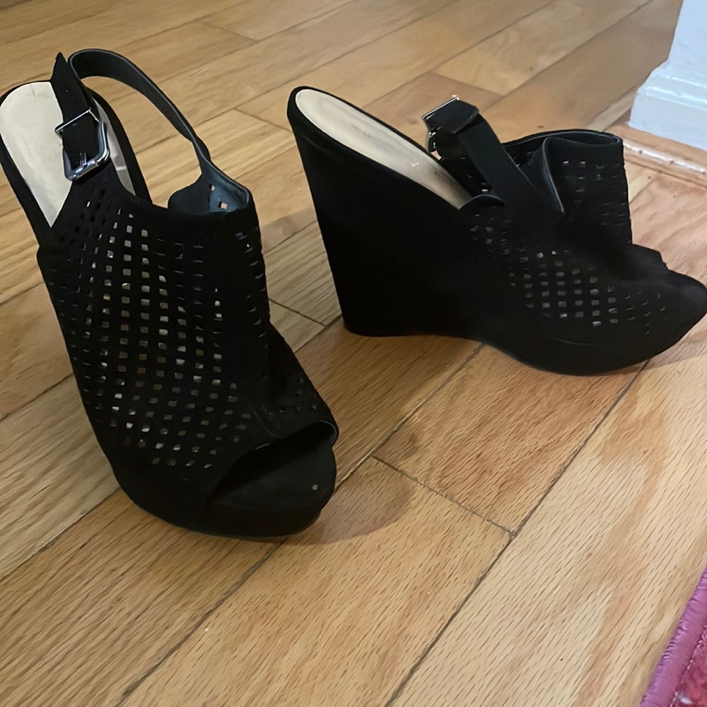 Black wedges